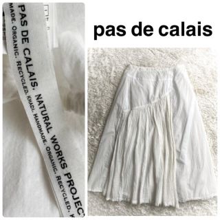 パドカレ(pas de calais)の【美品】pas de calais　アシンメトリー ロングスカート ホワイト(ロングスカート)