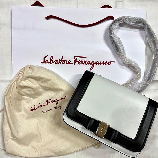 Salvatore Ferragamo(サルヴァトーレフェラガモ)の【よよよ9981様専用】フェラガモ　ショルダーバッグ レディースのバッグ(ショルダーバッグ)の商品写真