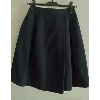 ニジュウサンク(23区)の【美品】23区S 濃紺 変形プリーツスカート Size30(ひざ丈スカート)