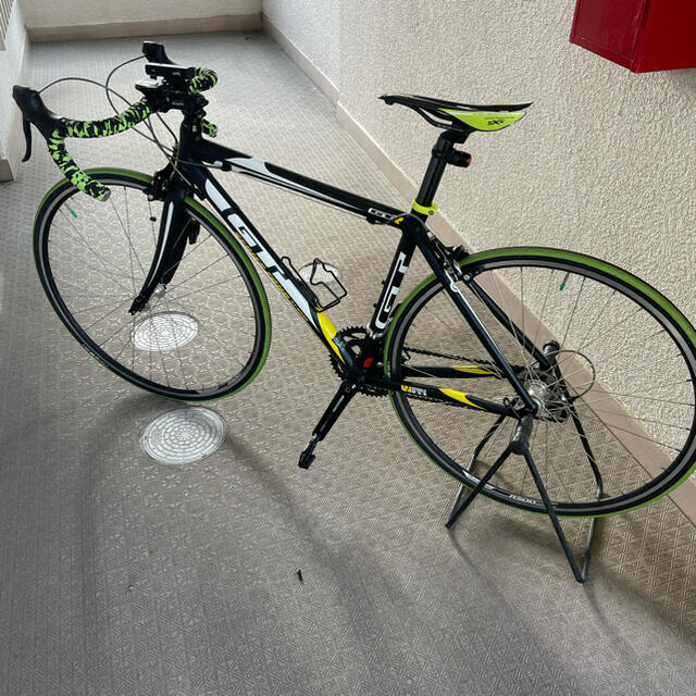 GT Bicycles(ジーティーバイシクルズ)のGT GTR シリーズ４ Sサイズ スポーツ/アウトドアの自転車(自転車本体)の商品写真