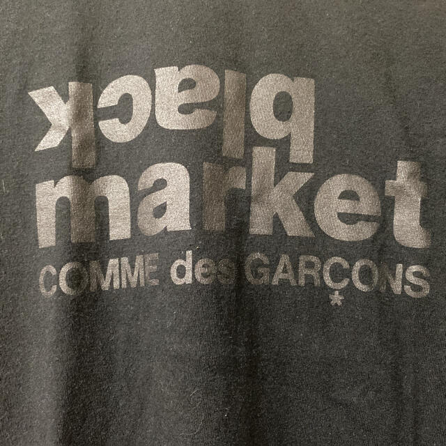 COMME des GARCONS(コムデギャルソン)のコム・デ・ギャルソン　ブラックマーケット限定Tシャツ レディースのトップス(Tシャツ(半袖/袖なし))の商品写真