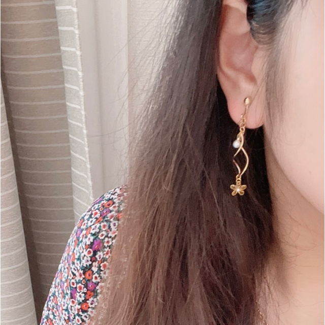 ゆらゆら揺れる小さなお花のピアス&イヤリングの通販 by chon❁|ラクマ