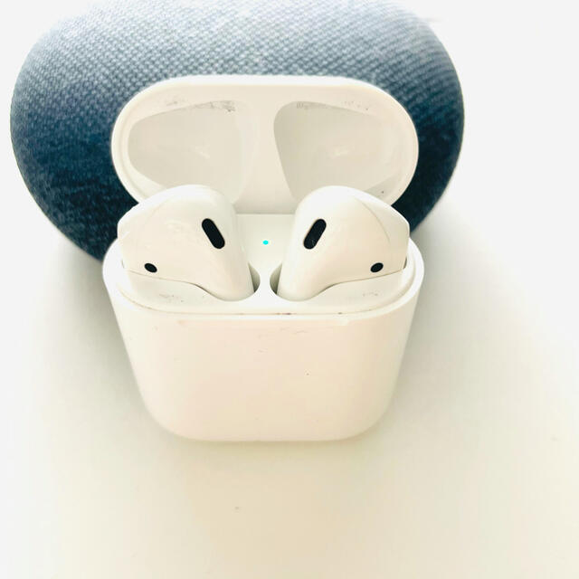 Apple(アップル)の【美品正規品】Apple AirPods 第2世代 【シリコンカバー付き】 スマホ/家電/カメラのオーディオ機器(ヘッドフォン/イヤフォン)の商品写真