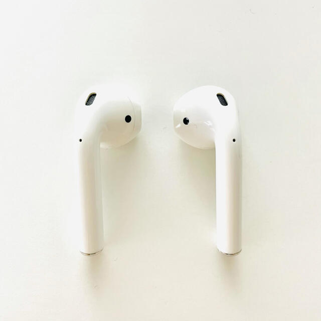 Apple(アップル)の【美品正規品】Apple AirPods 第2世代 【シリコンカバー付き】 スマホ/家電/カメラのオーディオ機器(ヘッドフォン/イヤフォン)の商品写真