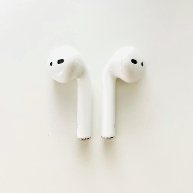 Apple(アップル)の【美品正規品】Apple AirPods 第2世代 【シリコンカバー付き】 スマホ/家電/カメラのオーディオ機器(ヘッドフォン/イヤフォン)の商品写真