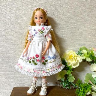 リカちゃんハンドメイド服　スモッキングとミニ薔薇刺繍のワンピースセット