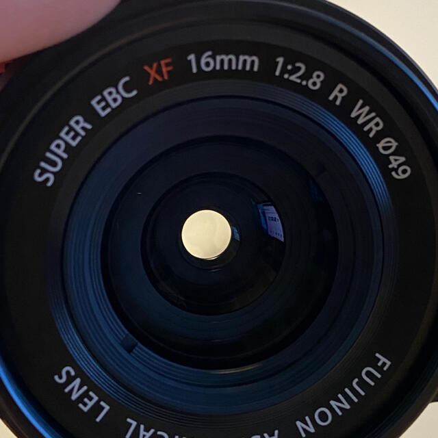 富士フイルム(フジフイルム)のFUJIFILM XF 16mm F2.8 R WR 保護フィルターあり スマホ/家電/カメラのカメラ(レンズ(単焦点))の商品写真