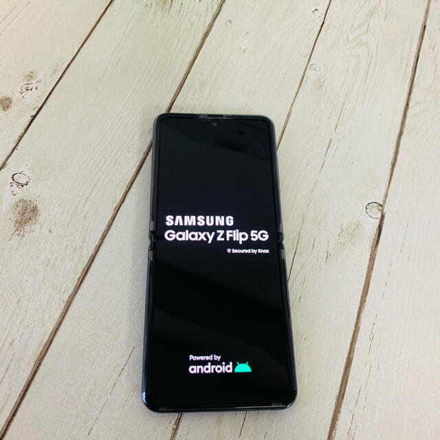 SAMSUNG(サムスン)のGalaxy Z Flip 5G Black 256GB SIMフリー スマホ/家電/カメラのスマートフォン/携帯電話(スマートフォン本体)の商品写真