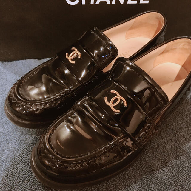 CHANEL(シャネル)のミーコ様専用　◾️正規品　CHANEL パテントローファー　シャネル レディースの靴/シューズ(ローファー/革靴)の商品写真