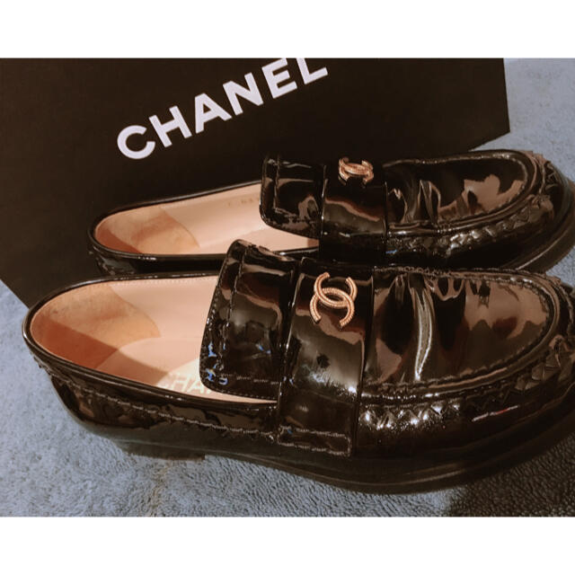 CHANEL(シャネル)のミーコ様専用　◾️正規品　CHANEL パテントローファー　シャネル レディースの靴/シューズ(ローファー/革靴)の商品写真