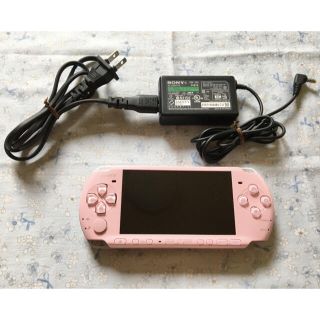 プレイステーションポータブル(PlayStation Portable)のPSP3000   ピンク　バッテリーなし　ACアダプタあり　おまけ付き(携帯用ゲーム機本体)