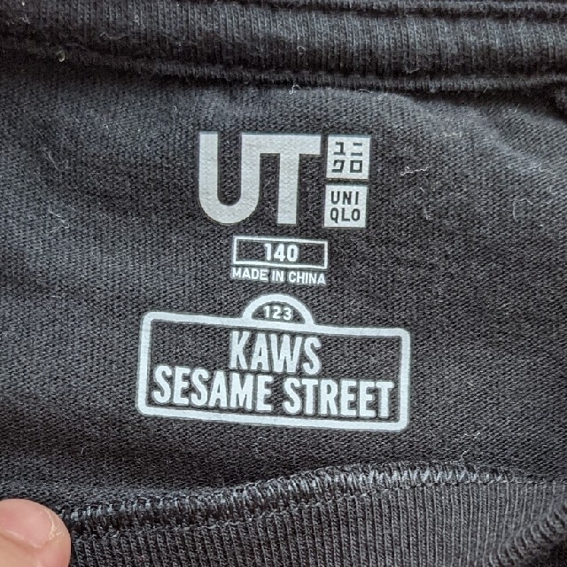 UNIQLO(ユニクロ)の【美品】UNIQLOユニクロ　KAWS　SESAMESTREET　黒　１４０ キッズ/ベビー/マタニティのキッズ服男の子用(90cm~)(Tシャツ/カットソー)の商品写真