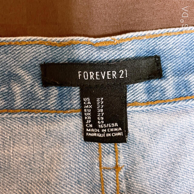 FOREVER 21(フォーエバートゥエンティーワン)のダメージ加工　デニム ショートパンツ レディースのパンツ(ショートパンツ)の商品写真