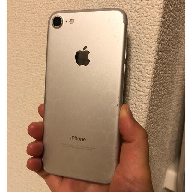 iPhone(アイフォーン)のiPhone7 シルバー 128GB SIMフリー スマホ/家電/カメラのスマートフォン/携帯電話(スマートフォン本体)の商品写真