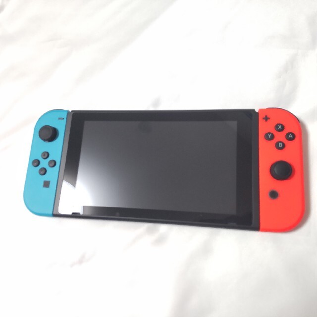 Nintendo Switch(ニンテンドースイッチ)のNintendo Switch 新型ネオンブルー/ネオンレッド 美品 エンタメ/ホビーのゲームソフト/ゲーム機本体(家庭用ゲーム機本体)の商品写真