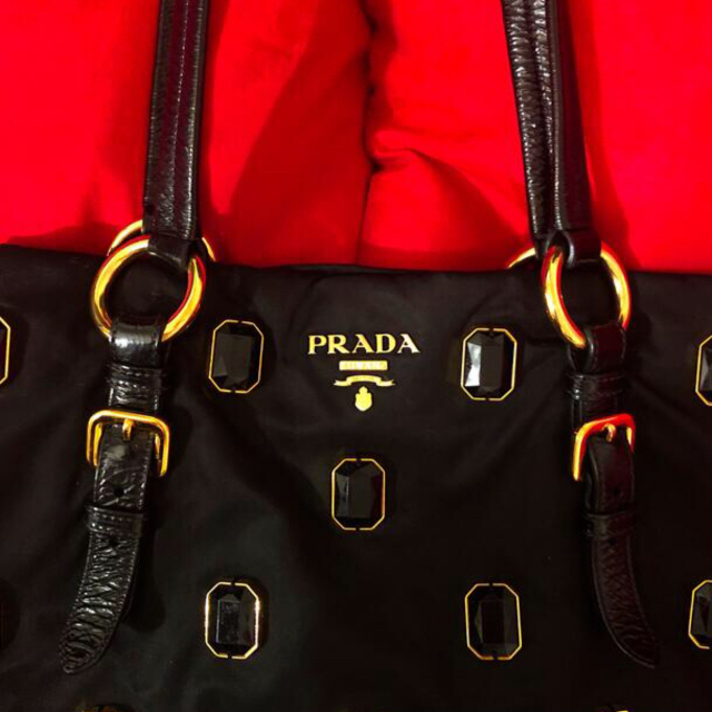 PRADA(プラダ)の【最終価格】プラダ　ショルダー バッグ 黒  ビジュー エナメル 美品 レディースのバッグ(ショルダーバッグ)の商品写真