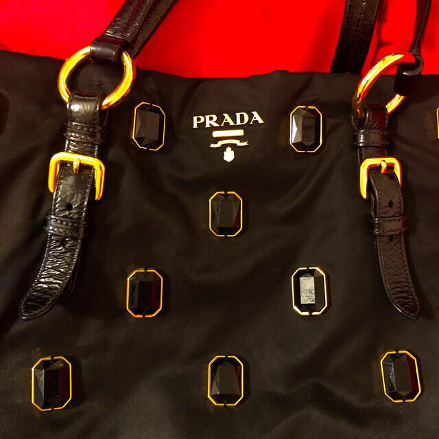 PRADA(プラダ)の【最終価格】プラダ　ショルダー バッグ 黒  ビジュー エナメル 美品 レディースのバッグ(ショルダーバッグ)の商品写真