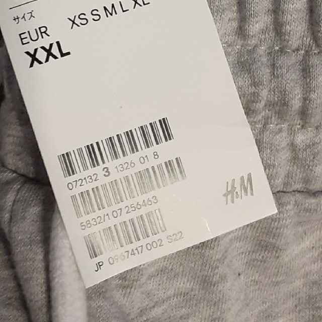 H&M(エイチアンドエム)のH&M　エイチアンドエム　スウェットショートパンツ　切りっぱなし　グレー　XXL メンズのパンツ(ショートパンツ)の商品写真