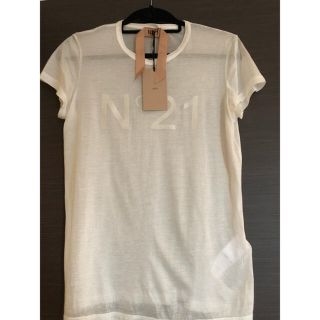 ヌメロヴェントゥーノ(N°21)の久利生様　新品未使用タグ付き　N°21 ヌメロ　ロゴTシャツ(Tシャツ(半袖/袖なし))