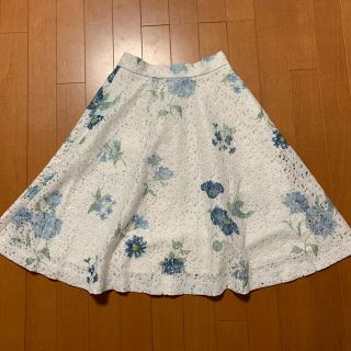 レストローズ(L'EST ROSE)の超美品☆ レストローズ のお花柄カットワークレースフレアスカート(ひざ丈スカート)