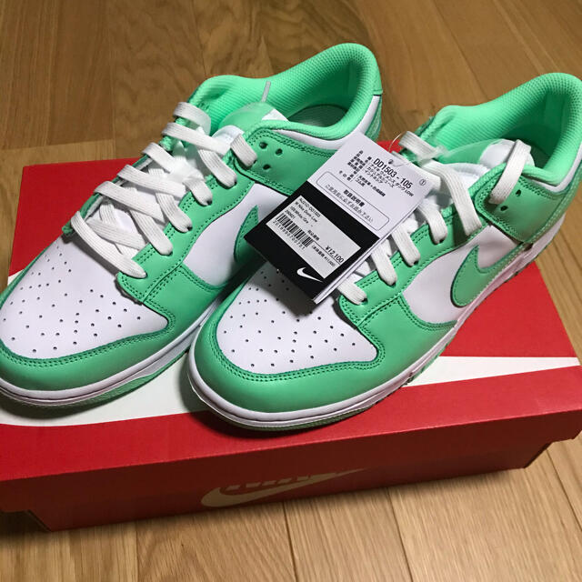 NIKE(ナイキ)のNIKE WMNS DUNK LOW "GREEN GLOW" ナイキ メンズの靴/シューズ(スニーカー)の商品写真