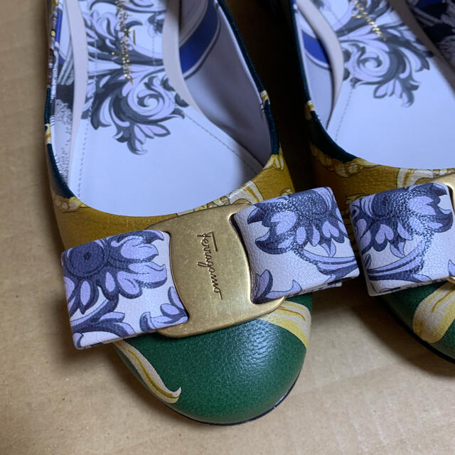 Salvatore Ferragamo(サルヴァトーレフェラガモ)のFERRAGAMO VARA バレエシューズ レディースの靴/シューズ(バレエシューズ)の商品写真