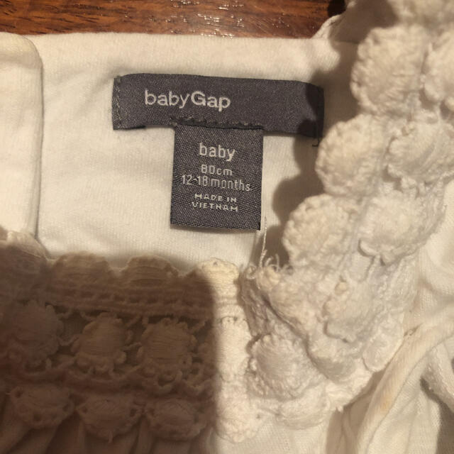 babyGAP(ベビーギャップ)のベビーギャップ　フリル半袖　ハーフスリーブ　白　レーストップス 　80 キッズ/ベビー/マタニティのベビー服(~85cm)(Ｔシャツ)の商品写真