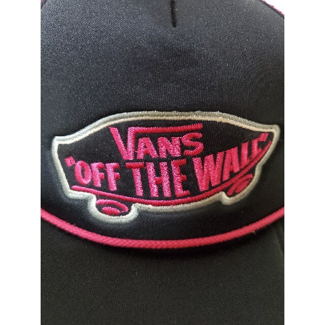 VANS(ヴァンズ)のVANS ピンク×ブラック スナップバック メッシュキャップ メンズの帽子(キャップ)の商品写真