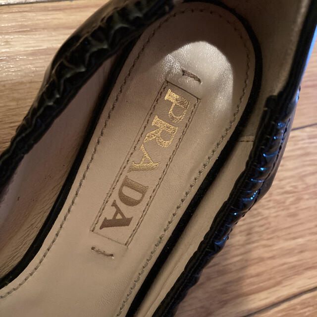 PRADA(プラダ)のPRADAプラダ　ロゴ黒パンプス　22.5 レディースの靴/シューズ(ハイヒール/パンプス)の商品写真