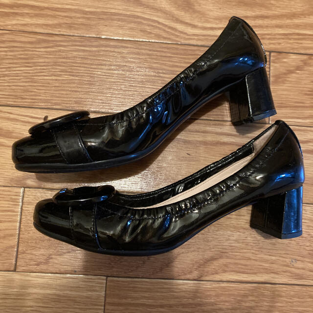 PRADA(プラダ)のPRADAプラダ　ロゴ黒パンプス　22.5 レディースの靴/シューズ(ハイヒール/パンプス)の商品写真