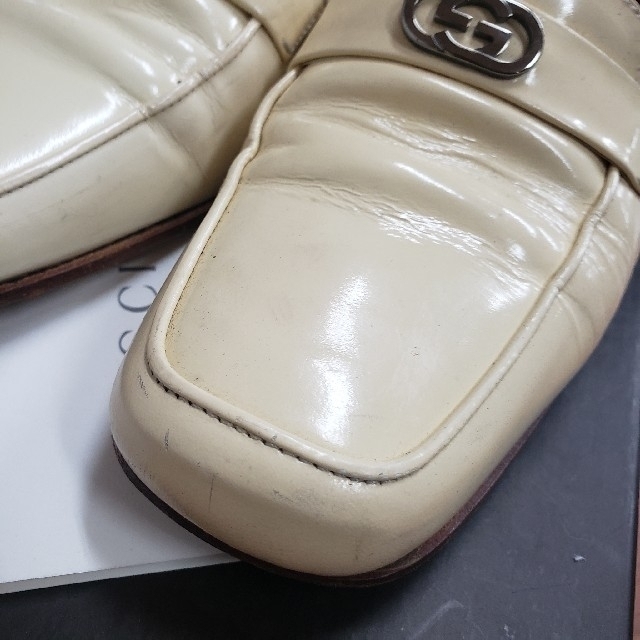 Gucci(グッチ)の☆希少デザイン☆　グッチエナメルローファー　シークレットヒール レディースの靴/シューズ(ローファー/革靴)の商品写真