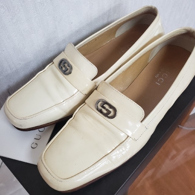 Gucci(グッチ)の☆希少デザイン☆　グッチエナメルローファー　シークレットヒール レディースの靴/シューズ(ローファー/革靴)の商品写真