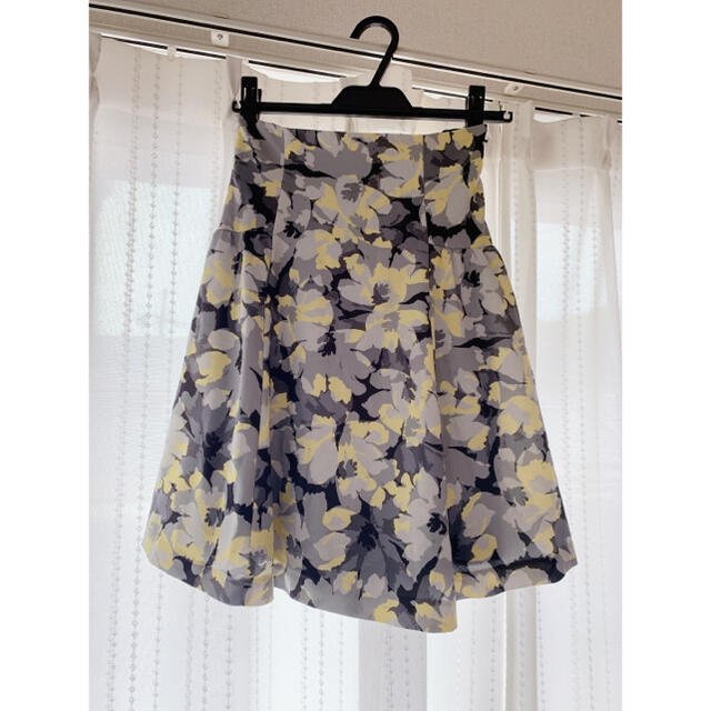 MIIA(ミーア)のミーア花柄フレアスカート レディースのスカート(ひざ丈スカート)の商品写真