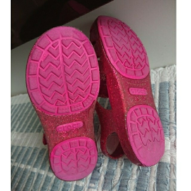 crocs(クロックス)のクロックス 18センチ イザベラボウC11 ピンク キッズ/ベビー/マタニティのキッズ靴/シューズ(15cm~)(サンダル)の商品写真