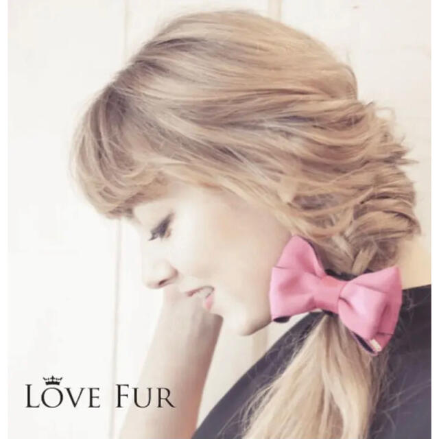 ZARA(ザラ)のLOVE FUR リボン　ヘアゴム　ブラック　ピンク レディースのヘアアクセサリー(ヘアゴム/シュシュ)の商品写真