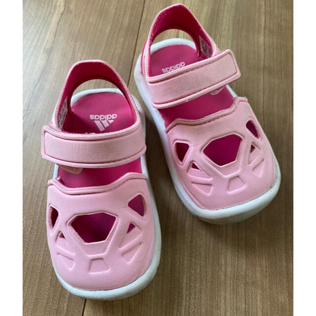 adidas(アディダス)のadidas 13cm ピンク キッズ/ベビー/マタニティのベビー靴/シューズ(~14cm)(サンダル)の商品写真