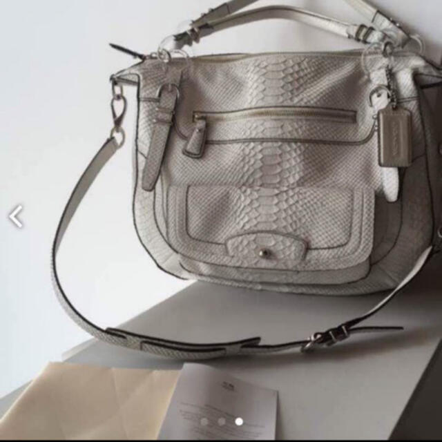 コーチ バック coach パイソン 美品 ホワイト - ショルダーバッグ 美品! COACH(コーチ) マンハッタン パイソン柄バックパック ホワイト