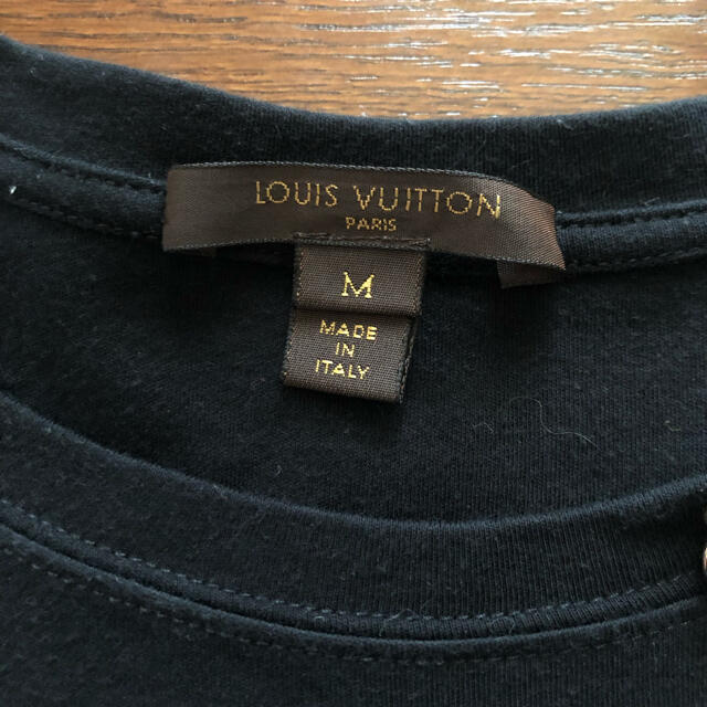 LOUIS VUITTON(ルイヴィトン)のルイ・ヴィトン　チャーム付きTシャツ メンズのトップス(Tシャツ/カットソー(半袖/袖なし))の商品写真