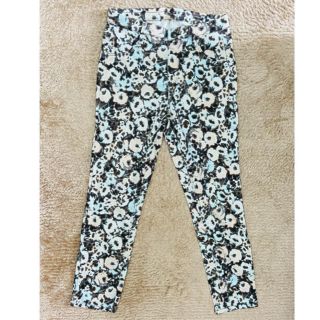 ユニクロ(UNIQLO)のユニクロ 花柄ストレッチ クロップドパンツ(クロップドパンツ)