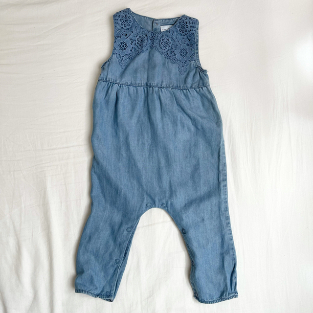 NEXT(ネクスト)のデニム オールインワンとスカート 2点セット すみれ服 キッズ/ベビー/マタニティのベビー服(~85cm)(ロンパース)の商品写真