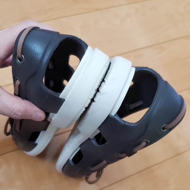 crocs(クロックス)のクロックス  ﾃﾞｯｷｼｭｰｽﾞ風 サイズ W/6 ブラウン レディースの靴/シューズ(サンダル)の商品写真