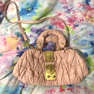 ミュウミュウ(miumiu)のmiumiu ピンク　ハンドバッグ　　ギャザーバッグ　マトラッセ　ミュウミュウ(ハンドバッグ)