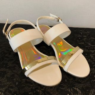 【未使用品】ホワイト×ゴールド ローヒールサンダル Sサイズ(サンダル)