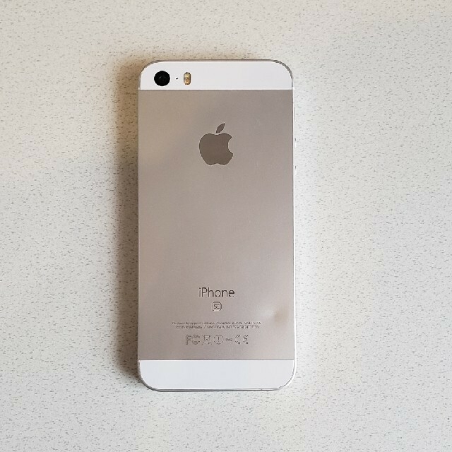 Apple(アップル)の【最終値下げ】iPhone SE シルバー 64GB SIMフリー スマホ/家電/カメラのスマートフォン/携帯電話(スマートフォン本体)の商品写真