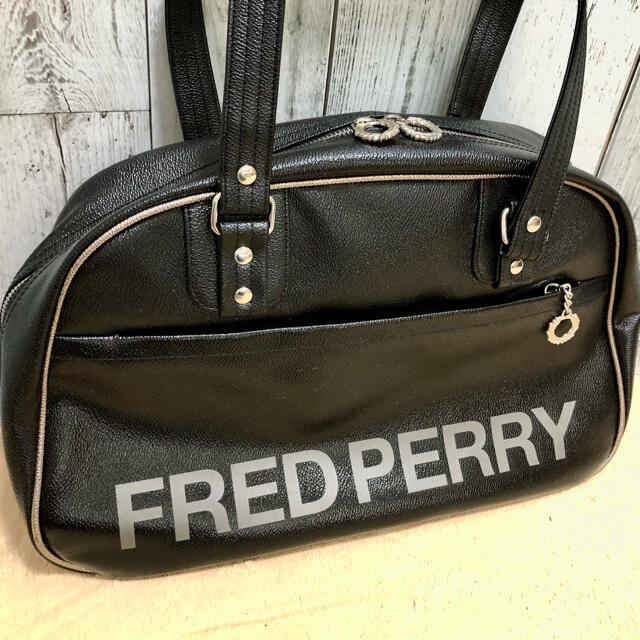 FRED PERRY(フレッドペリー)の【FRED PERRY】黒ショルダーバッグ　ボストンバッグ メンズのバッグ(ショルダーバッグ)の商品写真