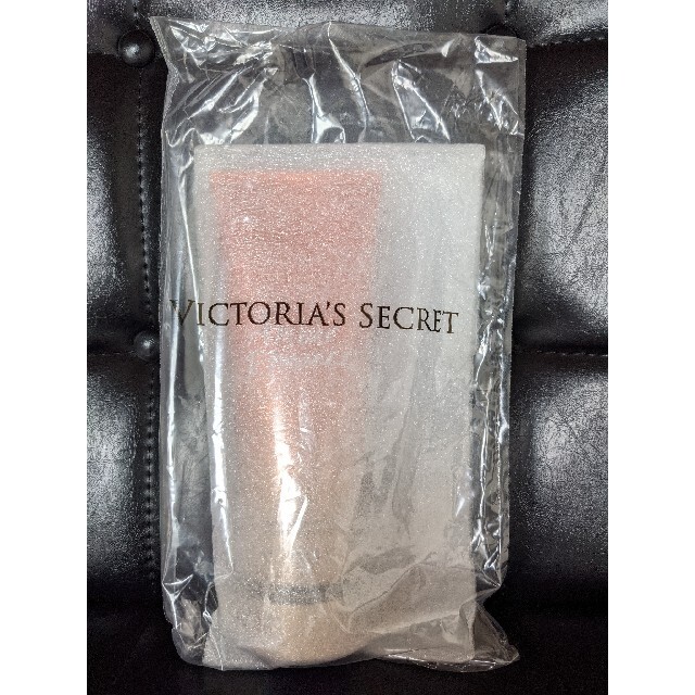 Victoria's Secret(ヴィクトリアズシークレット)の正規品　ヴィクトリアシークレット　ボディーローション　２本　新品 　ヴィクシー コスメ/美容のボディケア(ボディローション/ミルク)の商品写真