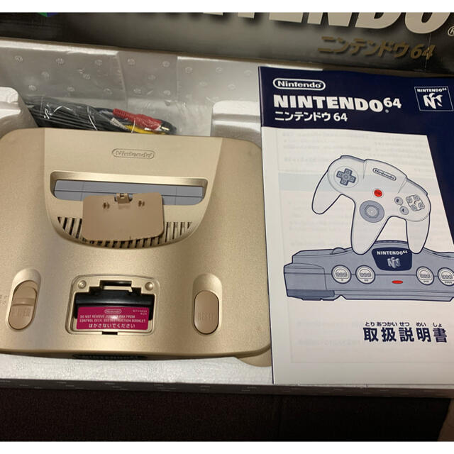 NINTENDO 64(ニンテンドウ64)の轟天様専用  Nintendo64 限定モデル(ゴールド)+コントローラーセット エンタメ/ホビーのゲームソフト/ゲーム機本体(家庭用ゲーム機本体)の商品写真