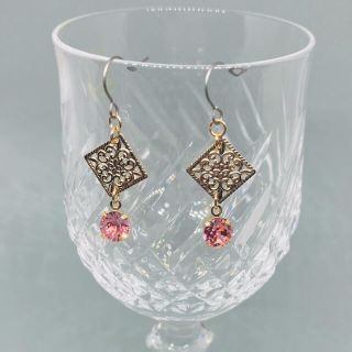 スワロフスキー(SWAROVSKI)の透かしパーツ一粒ピアス/ピンク(ピアス)