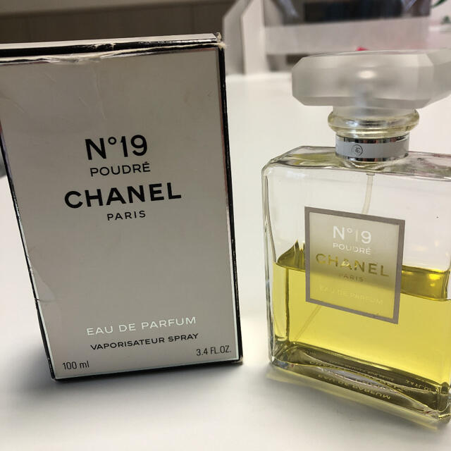 CHANEL(シャネル)のシャネル N°19 プードレ オードゥ パルファム (ヴァポリザター) 100… コスメ/美容の香水(ユニセックス)の商品写真