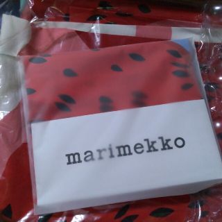 マリメッコ(marimekko)のMansikkavuoret ピローケース　マンシッカ　マリメッコ　枕カバー(シーツ/カバー)